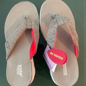 Skechers flip flops size 6 NWT